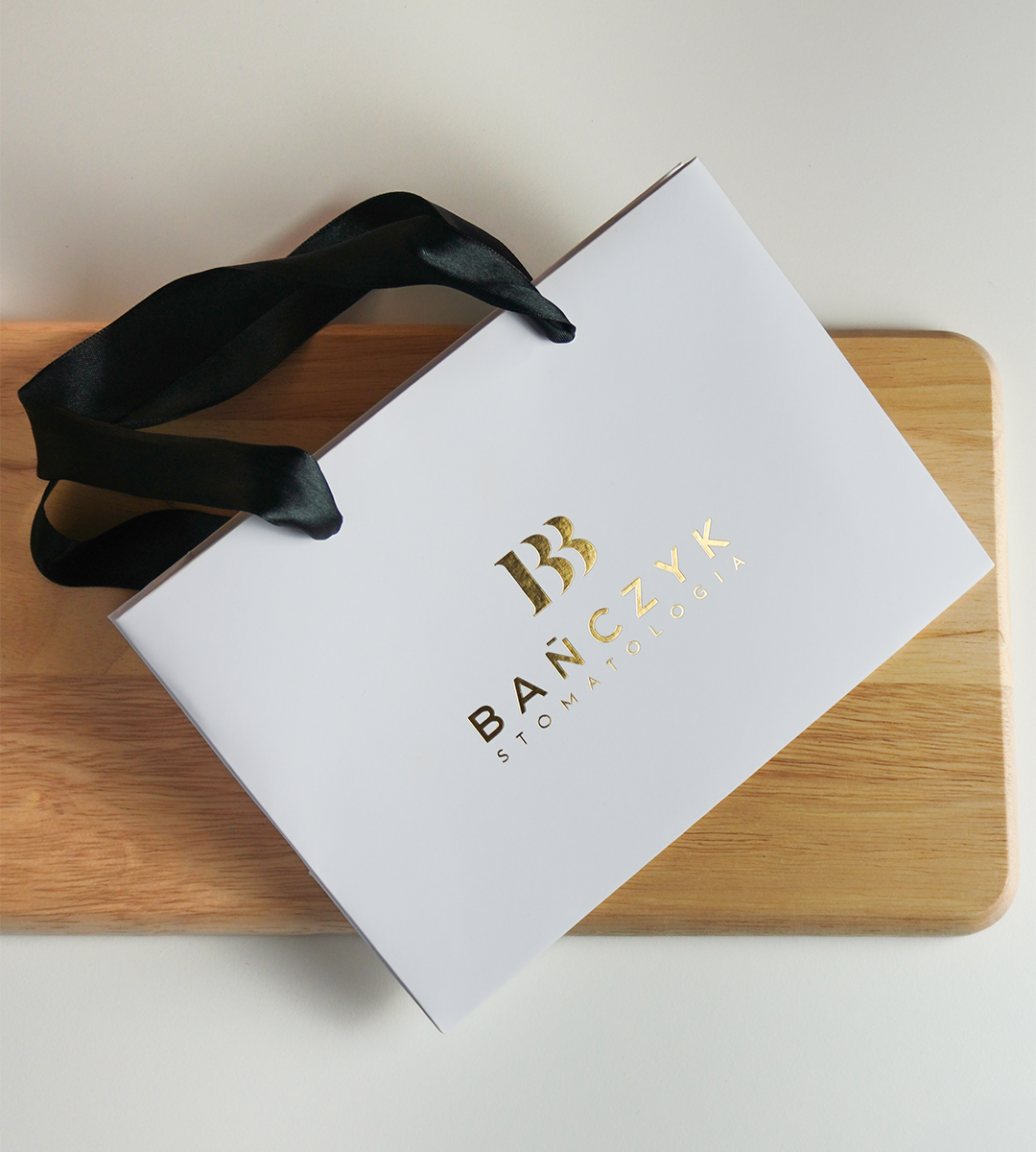 torby papierowe ze złotym logo firmy